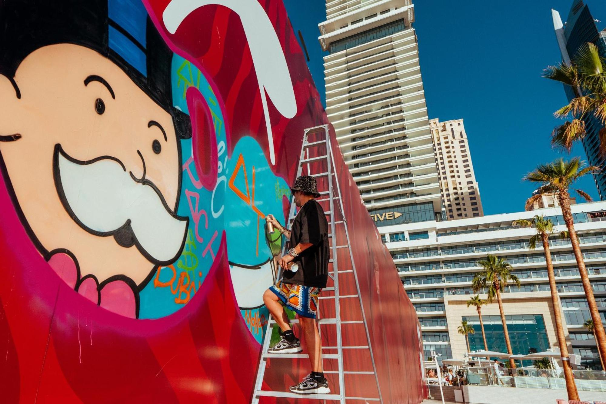 Five Luxe Hotel Dubai Buitenkant foto Artist working on a mural at the MGM Grand