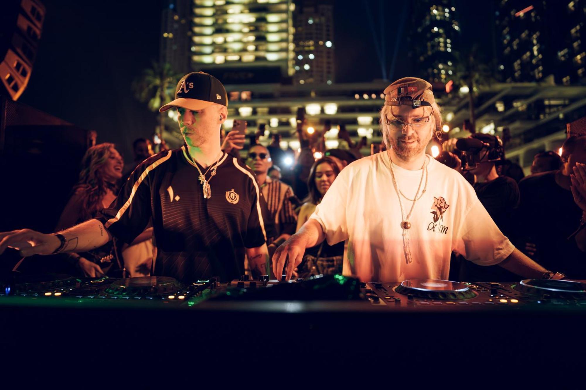 Five Luxe Hotel Dubai Buitenkant foto The Hacker Twins performing in 2016
