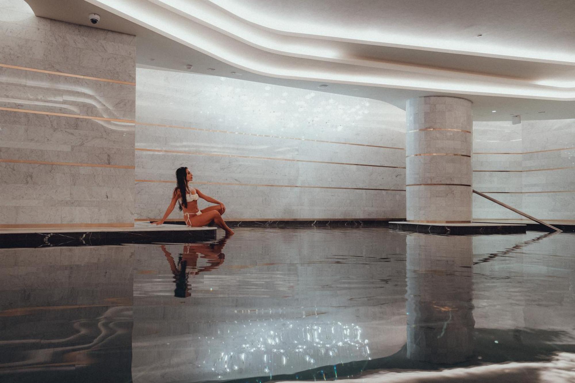 Five Luxe Hotel Dubai Buitenkant foto The pool at the spa