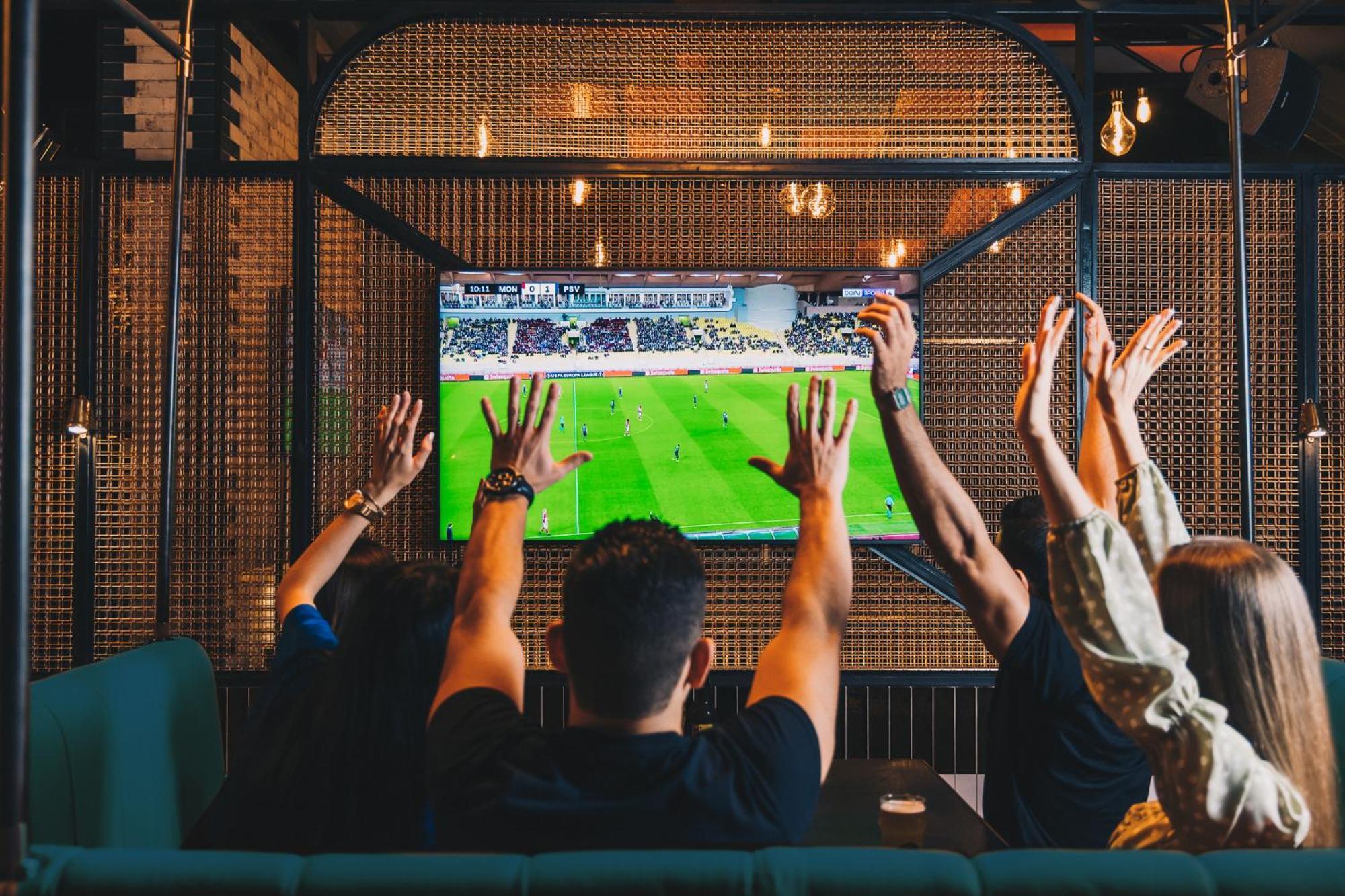 Five Luxe Hotel Dubai Buitenkant foto Watching a game on television
