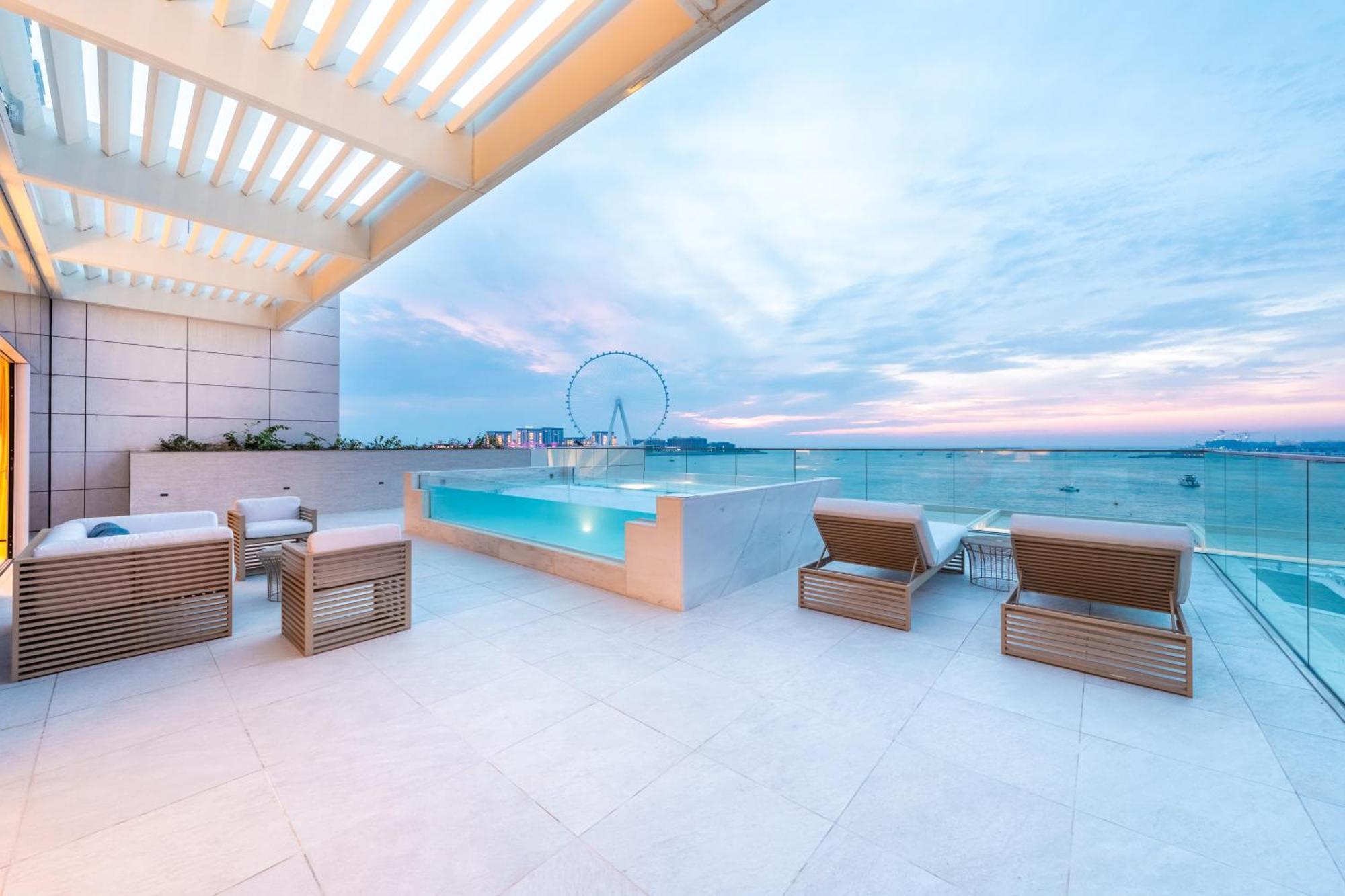 Five Luxe Hotel Dubai Buitenkant foto The rooftop pool at the hotel
