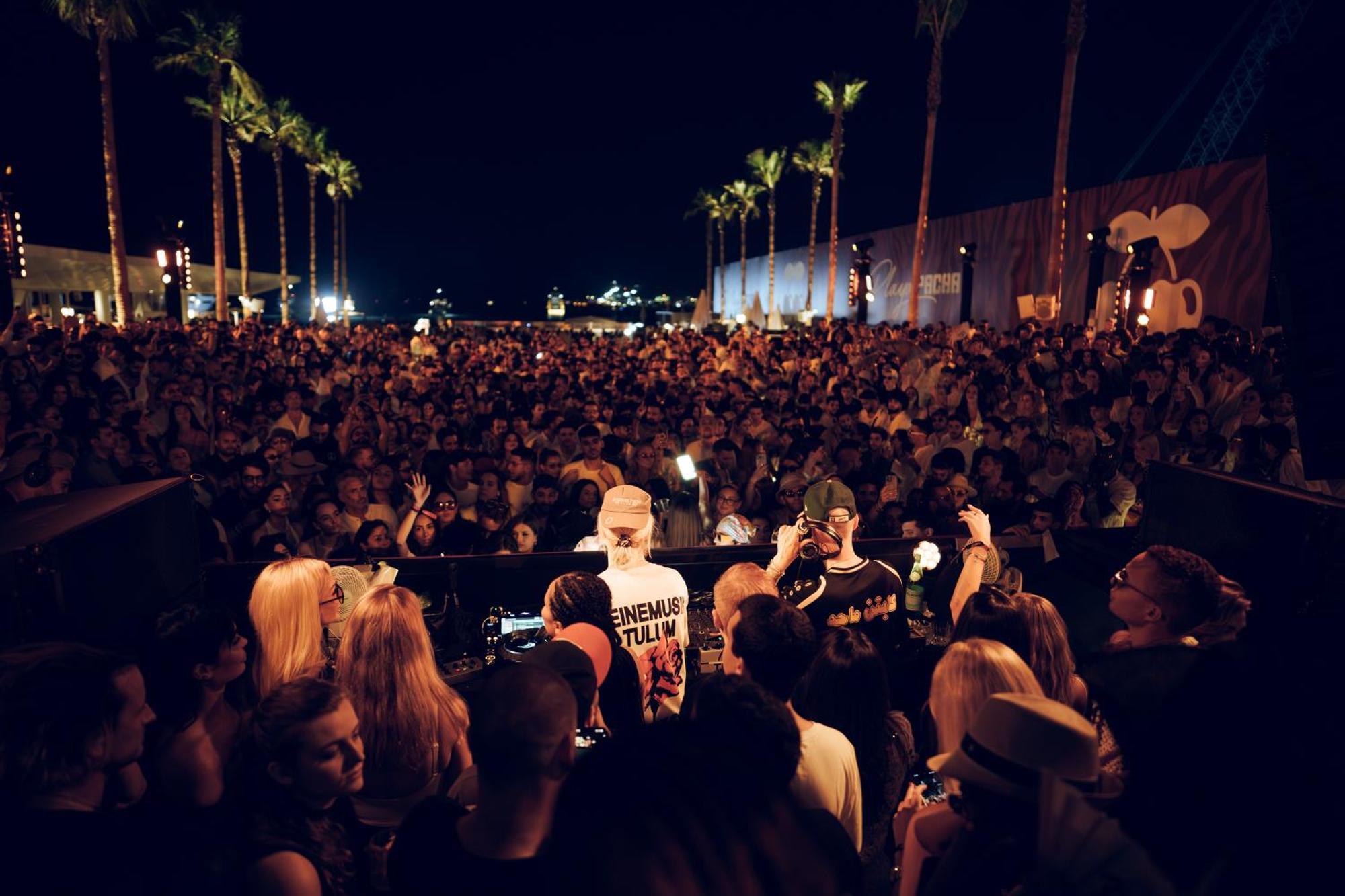 Five Luxe Hotel Dubai Buitenkant foto The crowd at the 2014 edition of the festival