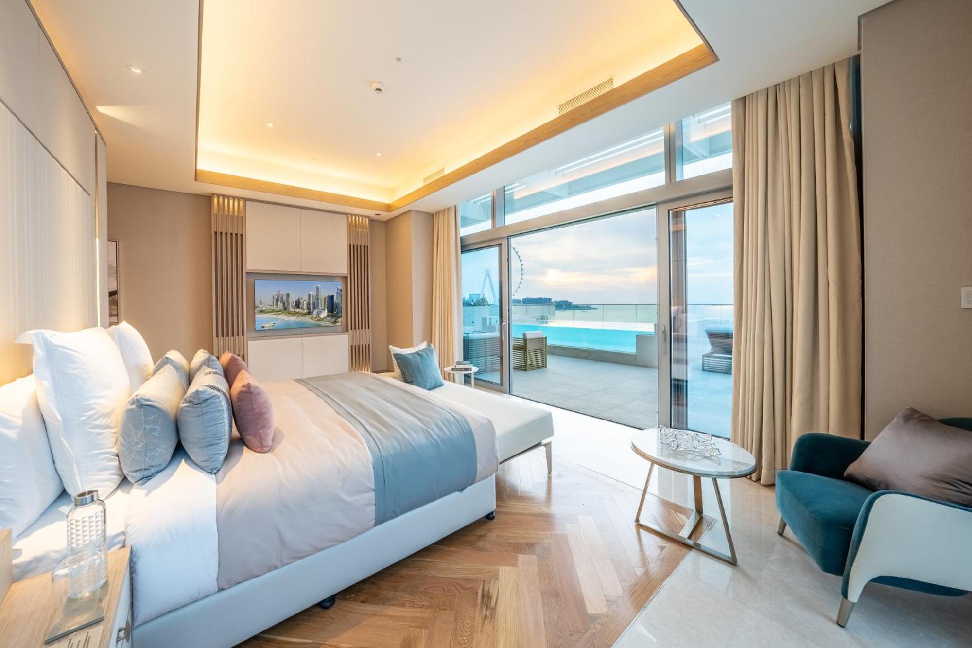 Five Luxe Hotel Dubai Buitenkant foto A bedroom at the hotel
