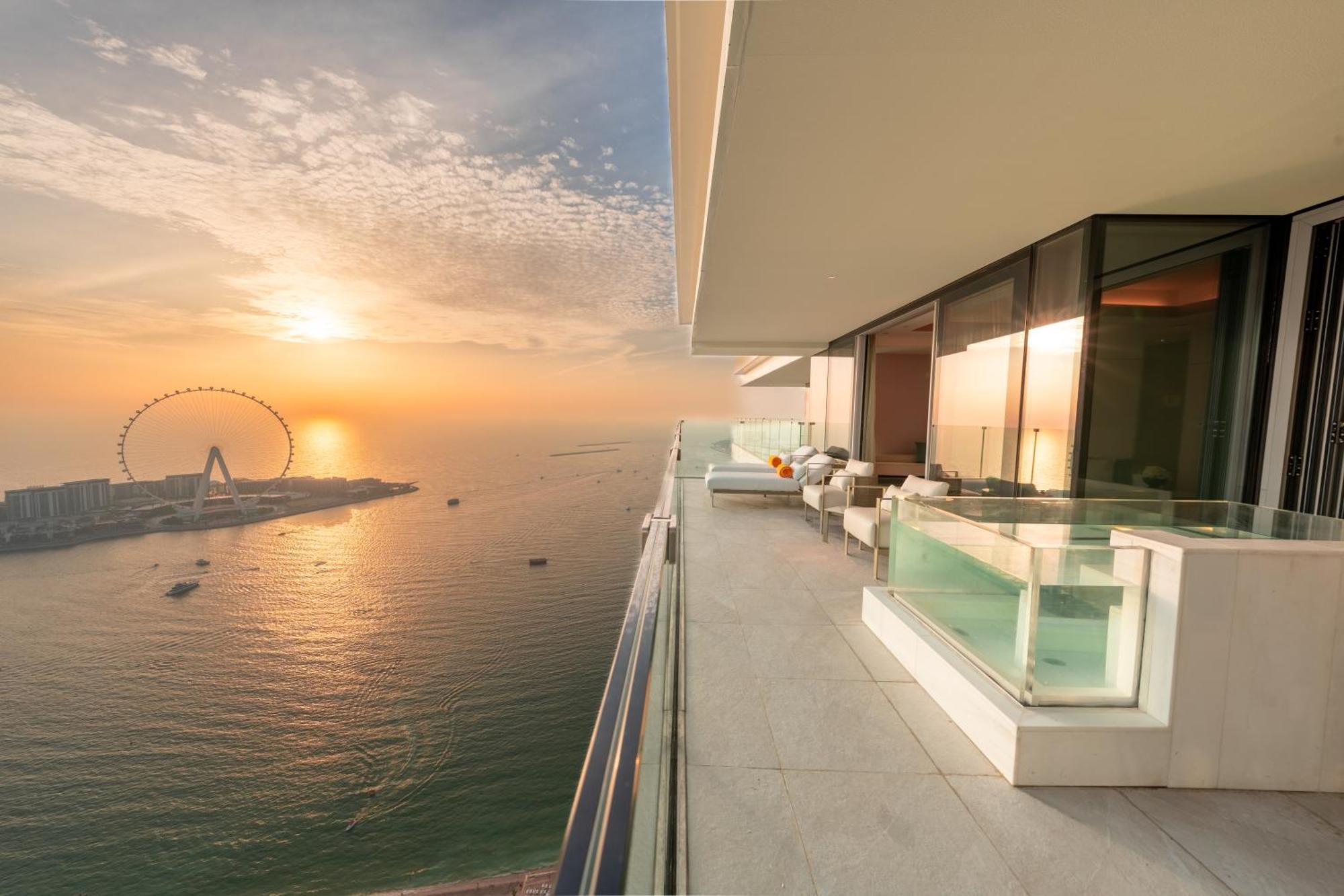 Five Luxe Hotel Dubai Buitenkant foto View of the Dubai Marina from the balcony of a Jumeirah at the Beach apartment