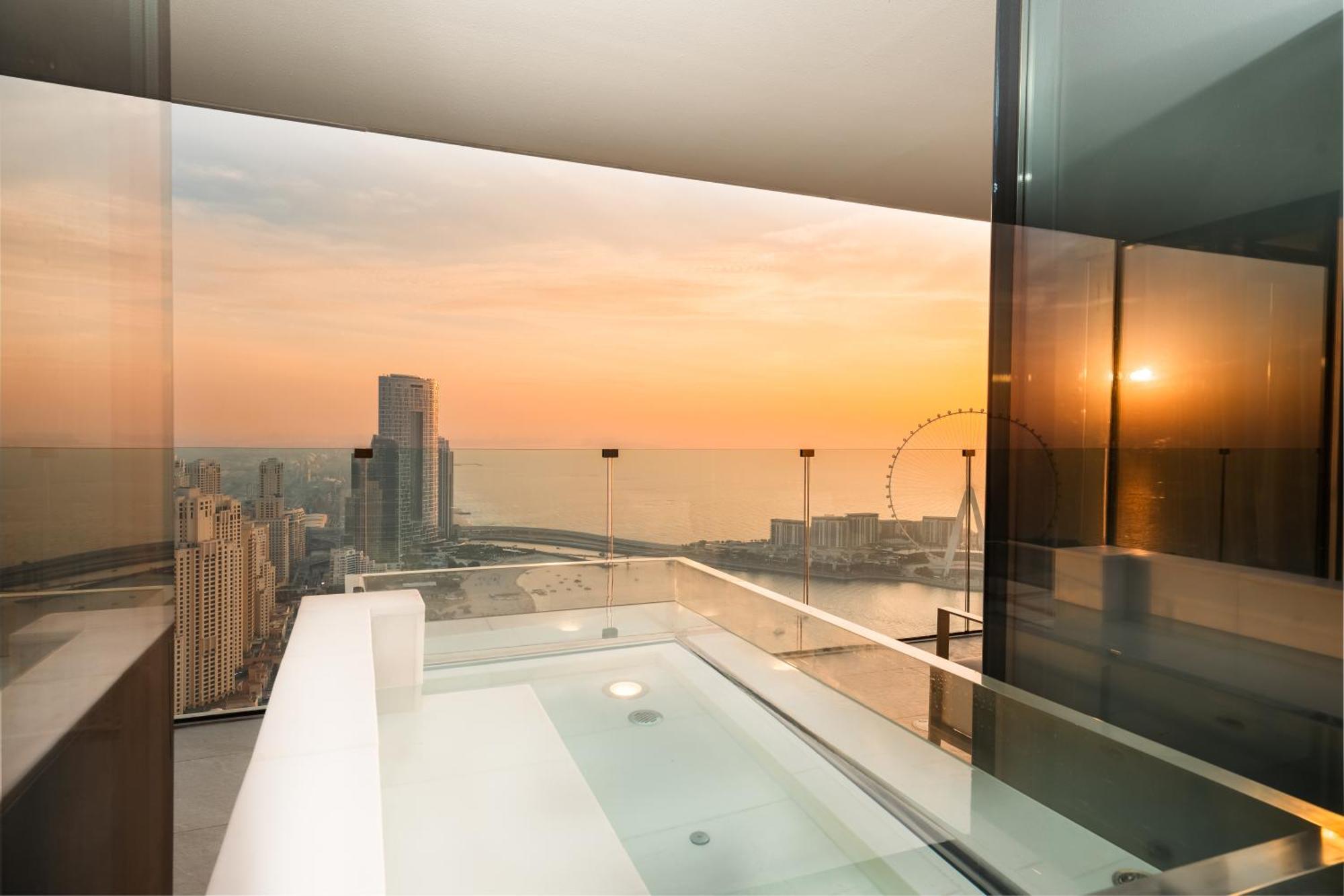 Five Luxe Hotel Dubai Buitenkant foto The view from the bathroom of a suite at the Marina Bay Sands