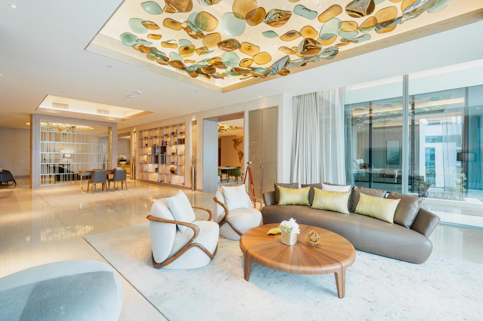 Five Luxe Hotel Dubai Buitenkant foto The living room of a three-bedroom penthouse