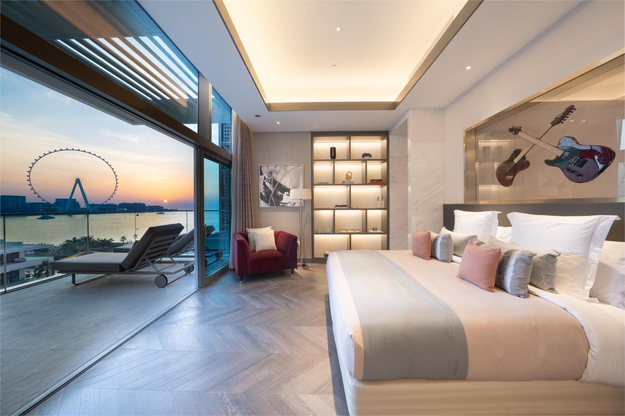Five Luxe Hotel Dubai Buitenkant foto The bedroom of a Sky Suite