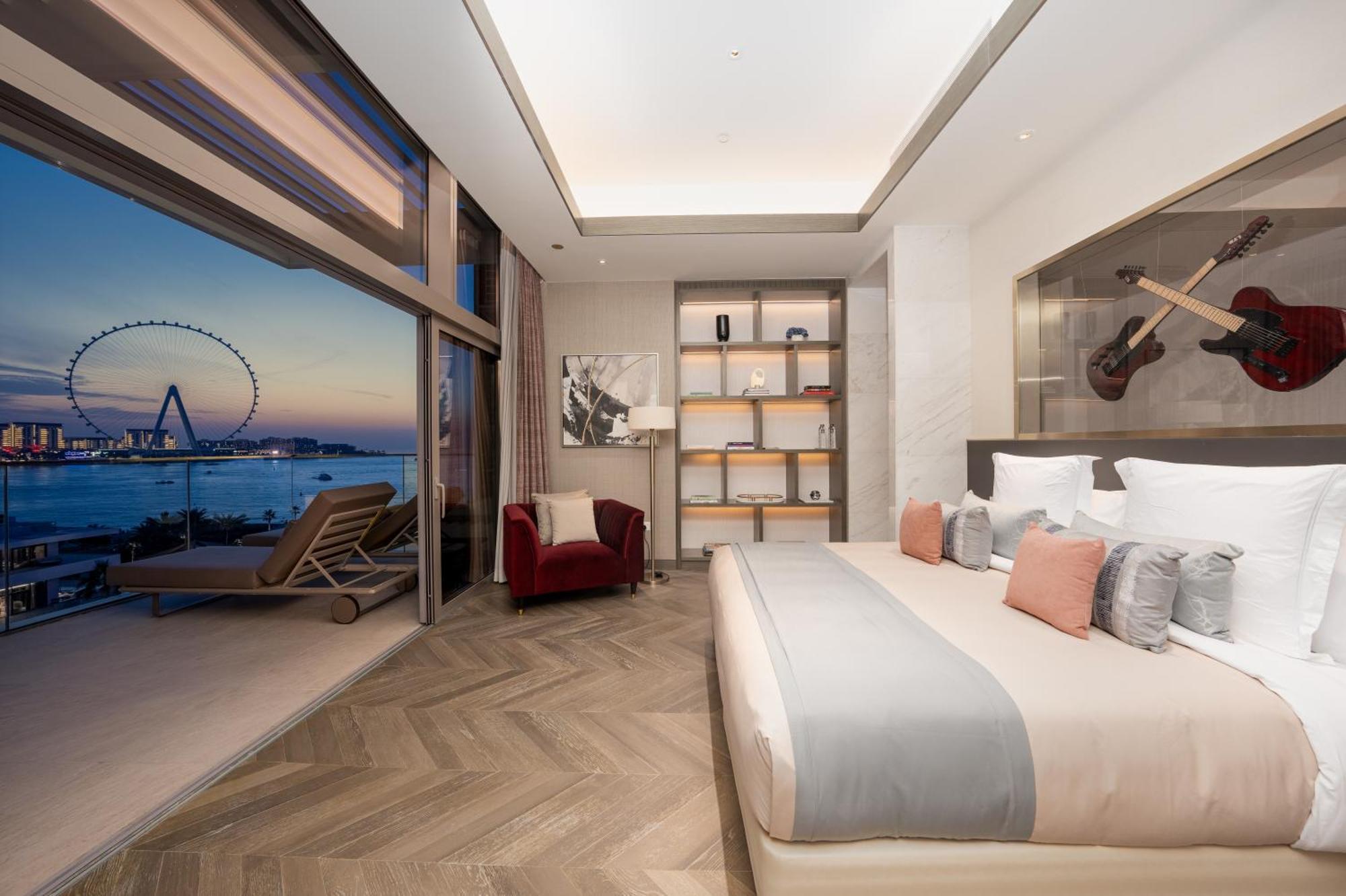 Five Luxe Hotel Dubai Buitenkant foto A bedroom at the hotel