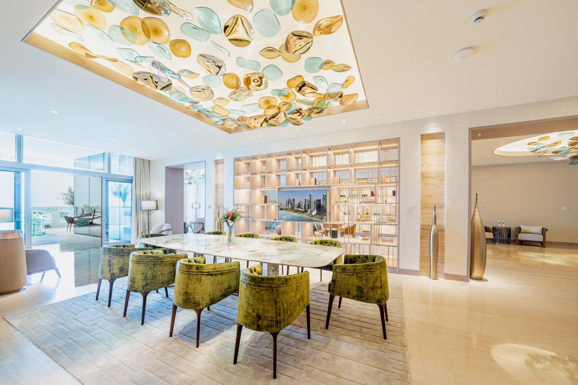 Five Luxe Hotel Dubai Buitenkant foto The interior of the hotel