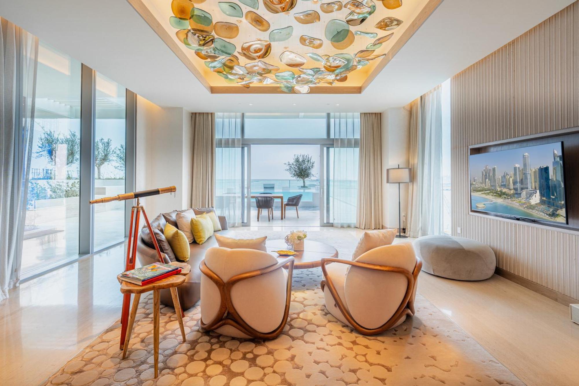 Five Luxe Hotel Dubai Buitenkant foto The living room of a three-bedroom apartment