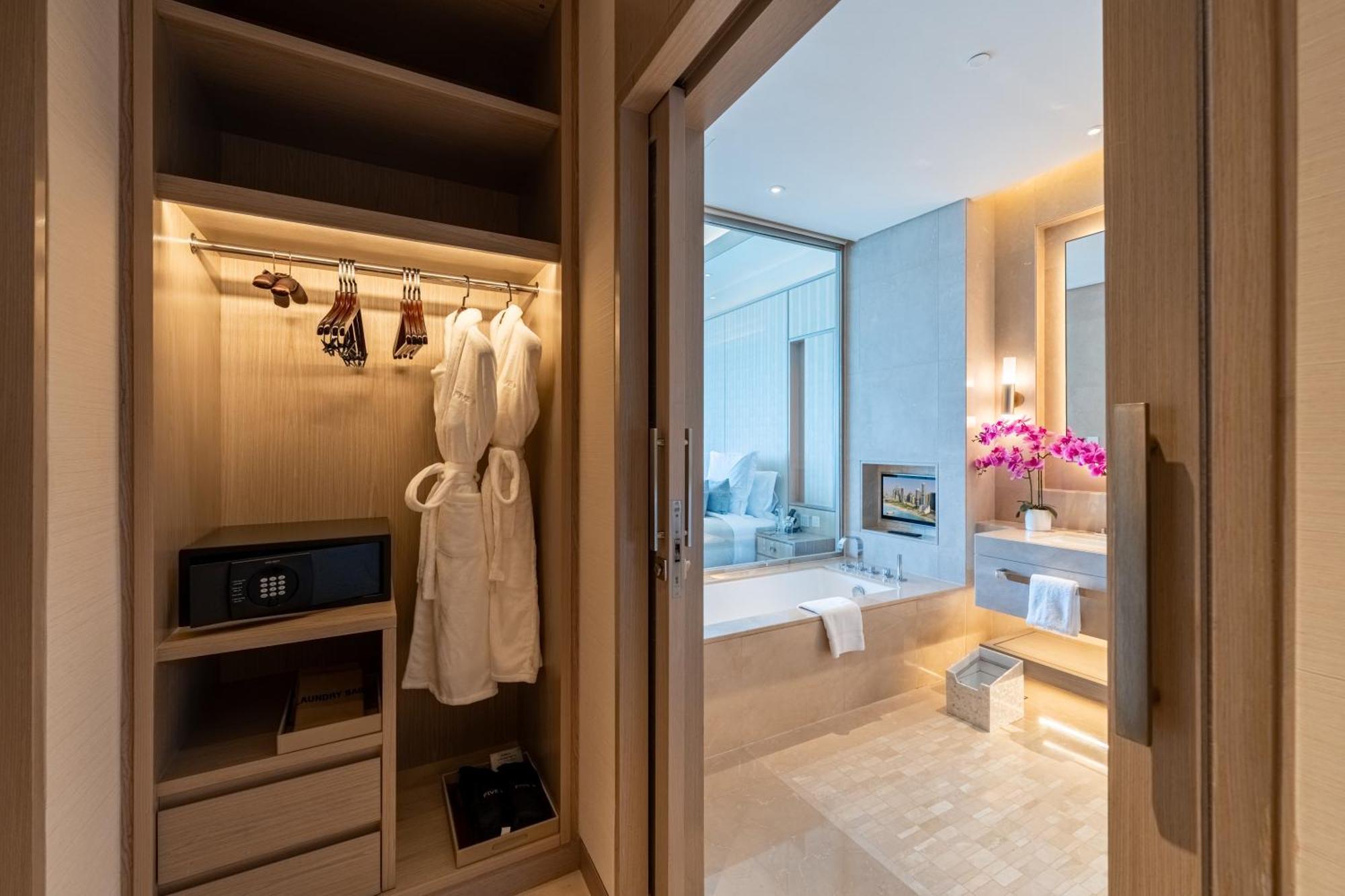 Five Luxe Hotel Dubai Buitenkant foto Bathroom