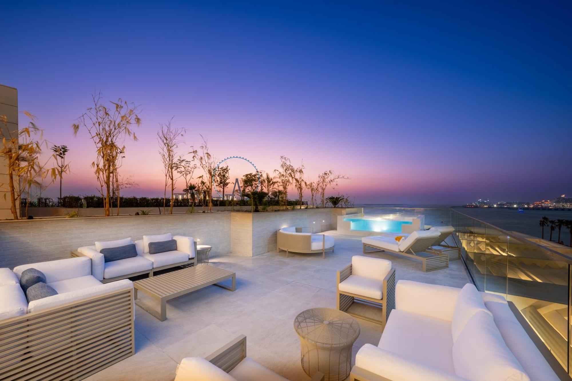 Five Luxe Hotel Dubai Buitenkant foto Rooftop pool at the Westin