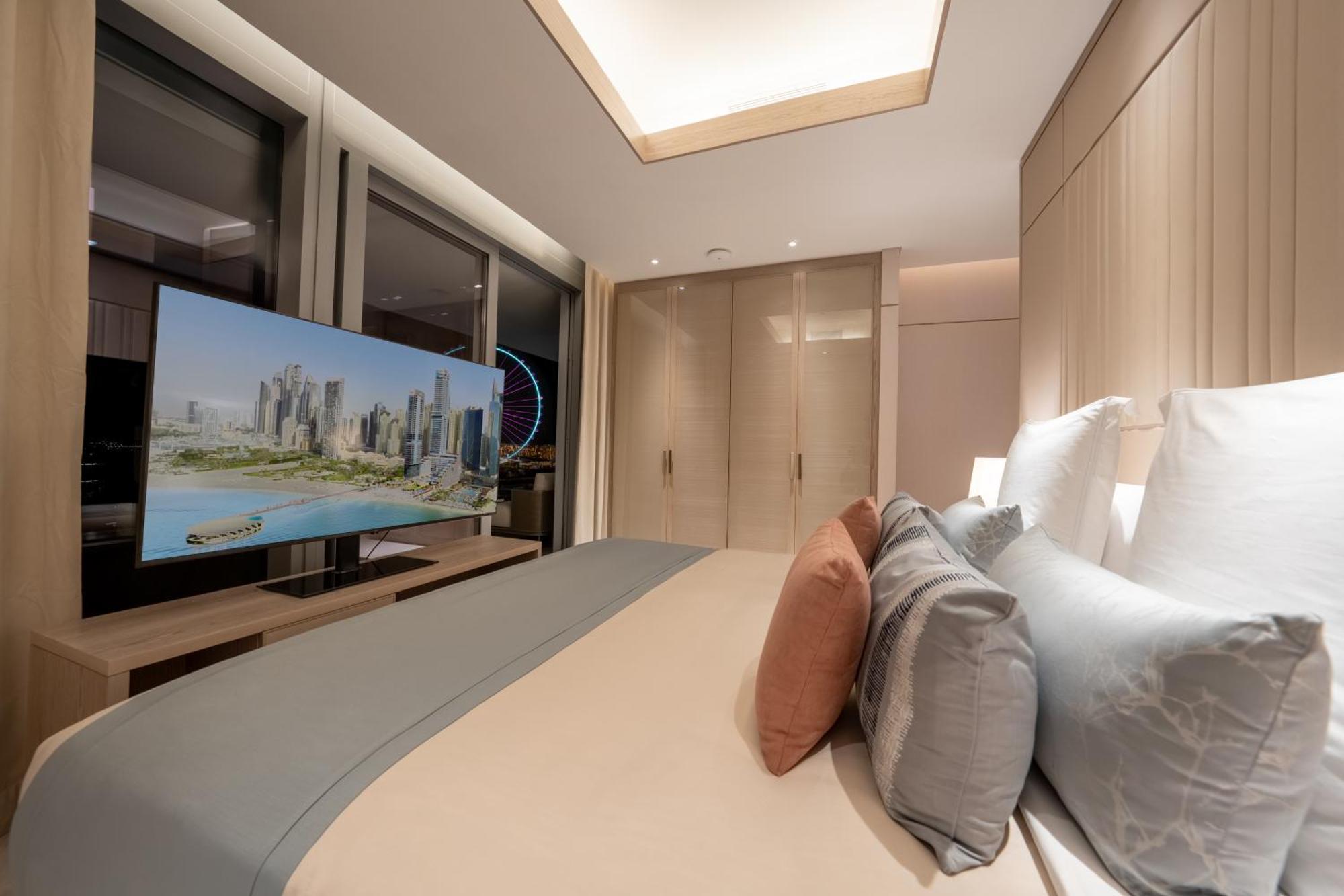 Five Luxe Hotel Dubai Buitenkant foto A bedroom in the Ritz-Carlton, DIFC