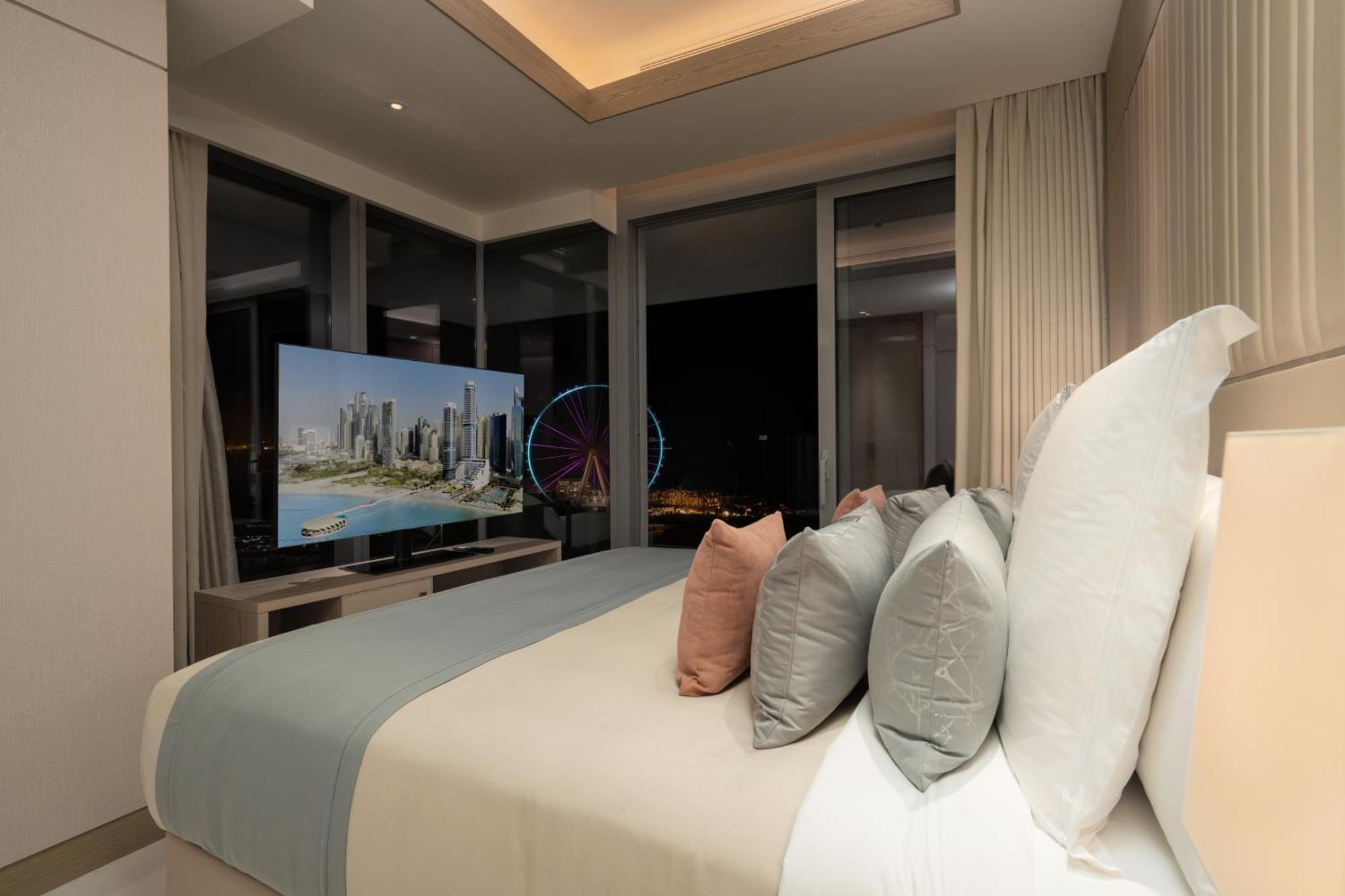 Five Luxe Hotel Dubai Buitenkant foto A bedroom at the Ritz-Carlton, DIFC