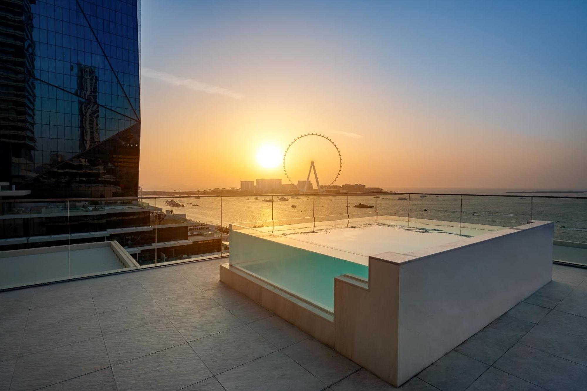 Five Luxe Hotel Dubai Buitenkant foto View of the Dubai Eye from the Address Sky Pool