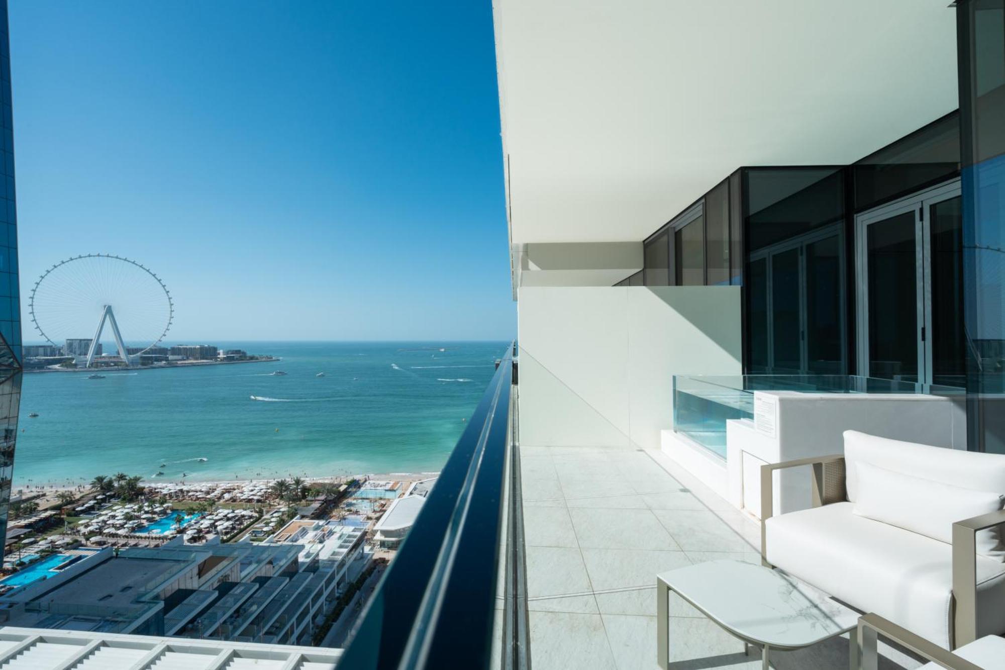Five Luxe Hotel Dubai Buitenkant foto View of the Palm Jumeirah from the balcony of a 2BR