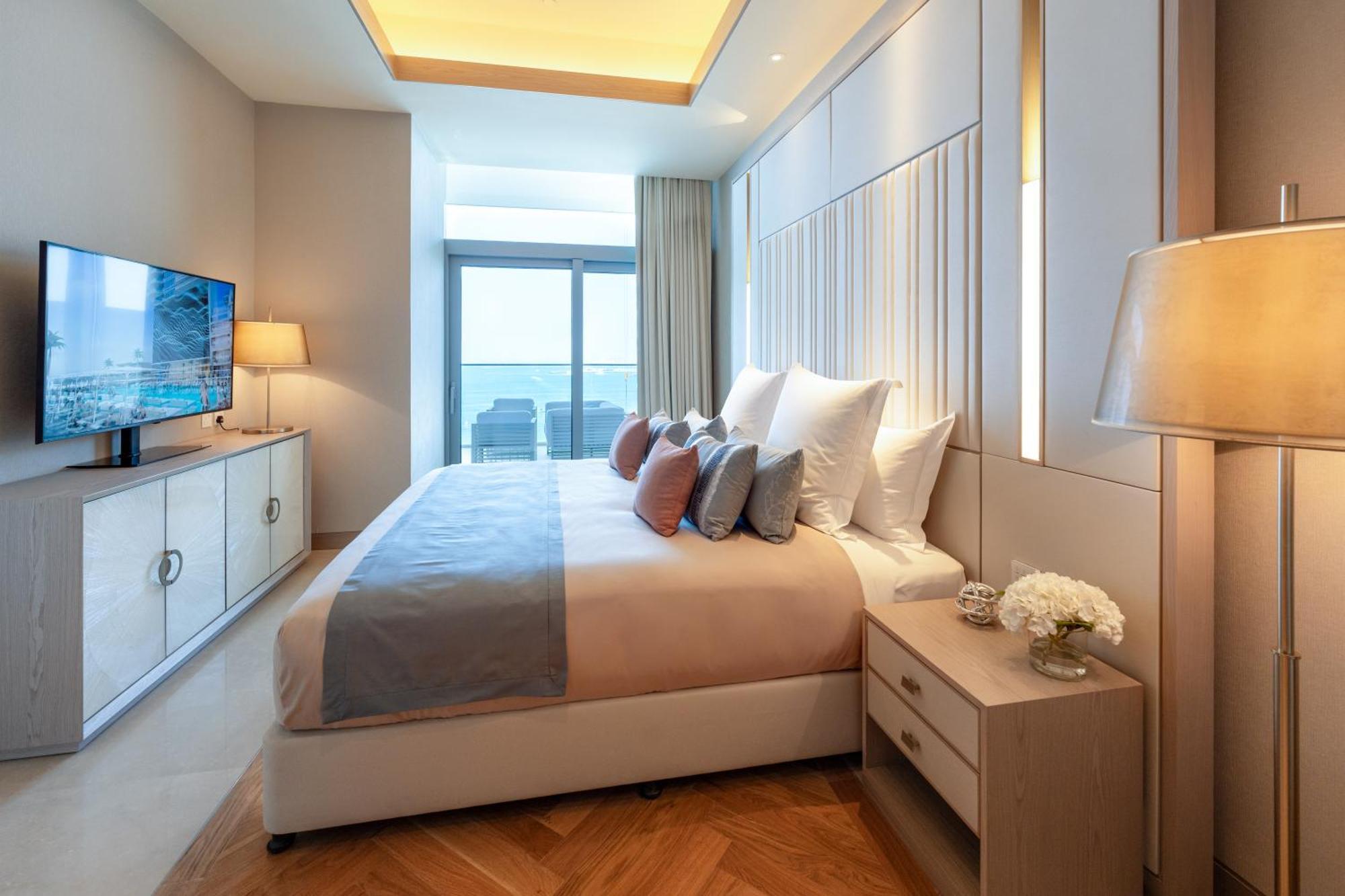 Five Luxe Hotel Dubai Buitenkant foto A bedroom at the hotel