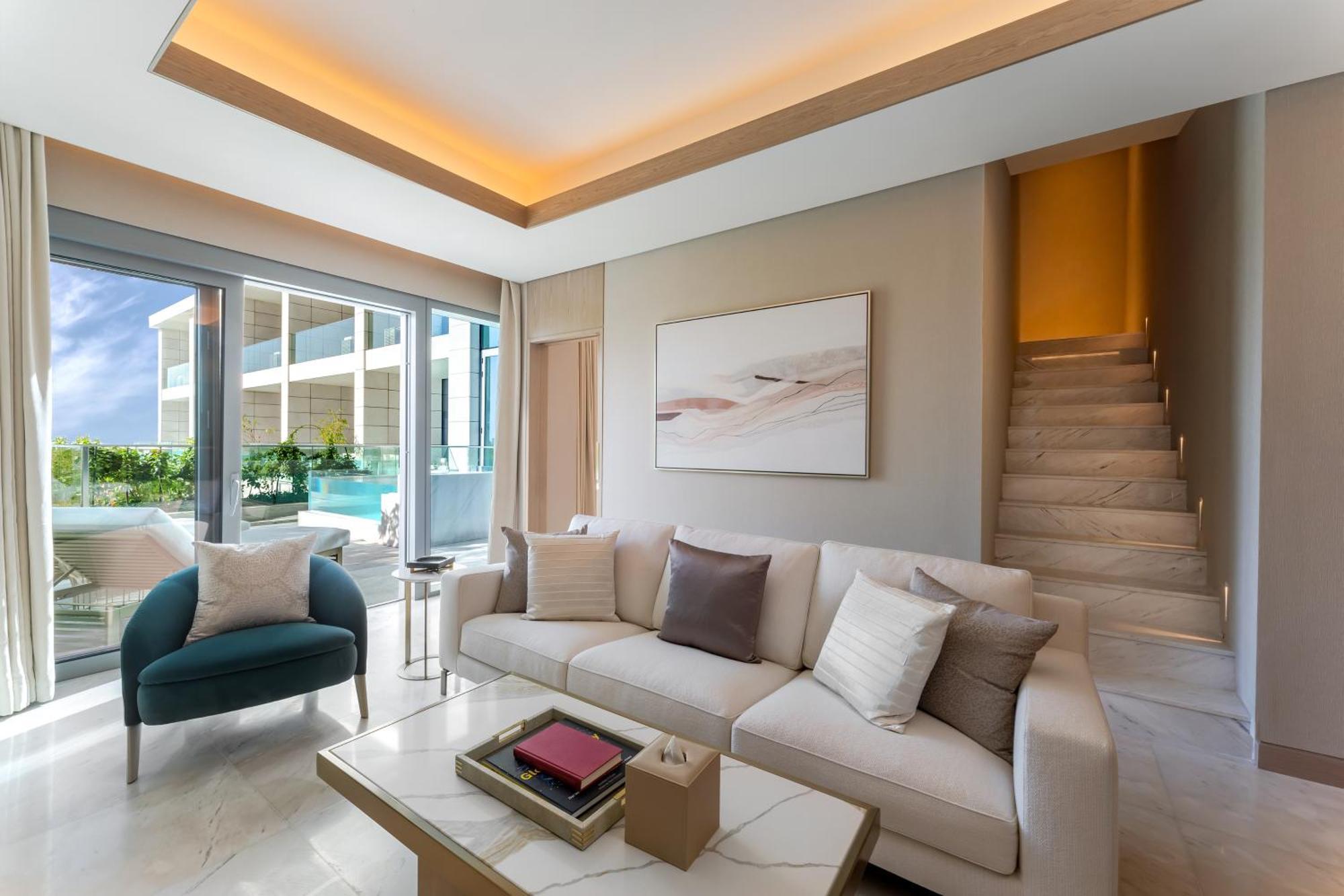 Five Luxe Hotel Dubai Buitenkant foto Living room