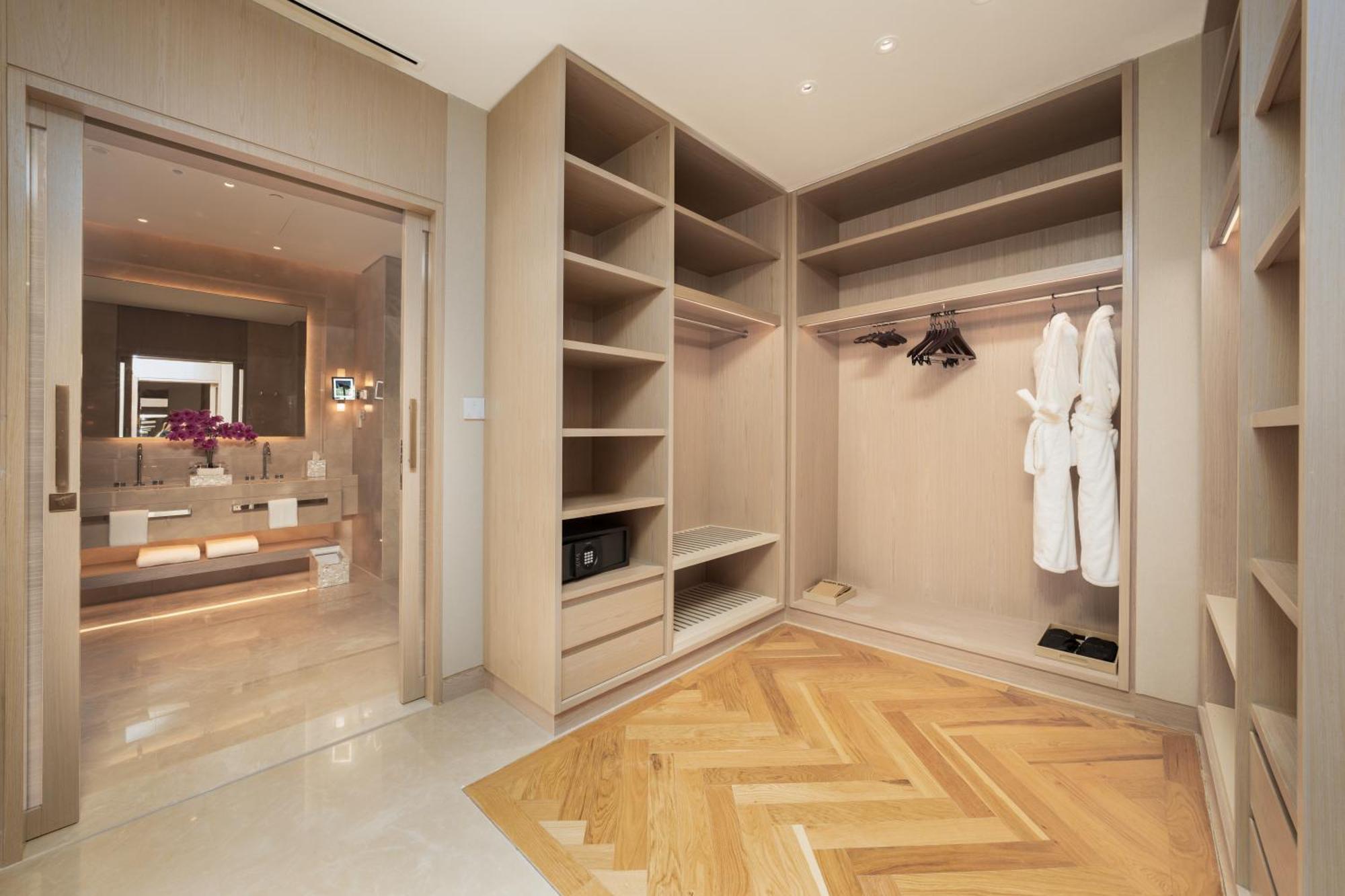 Five Luxe Hotel Dubai Buitenkant foto A walk-in closet