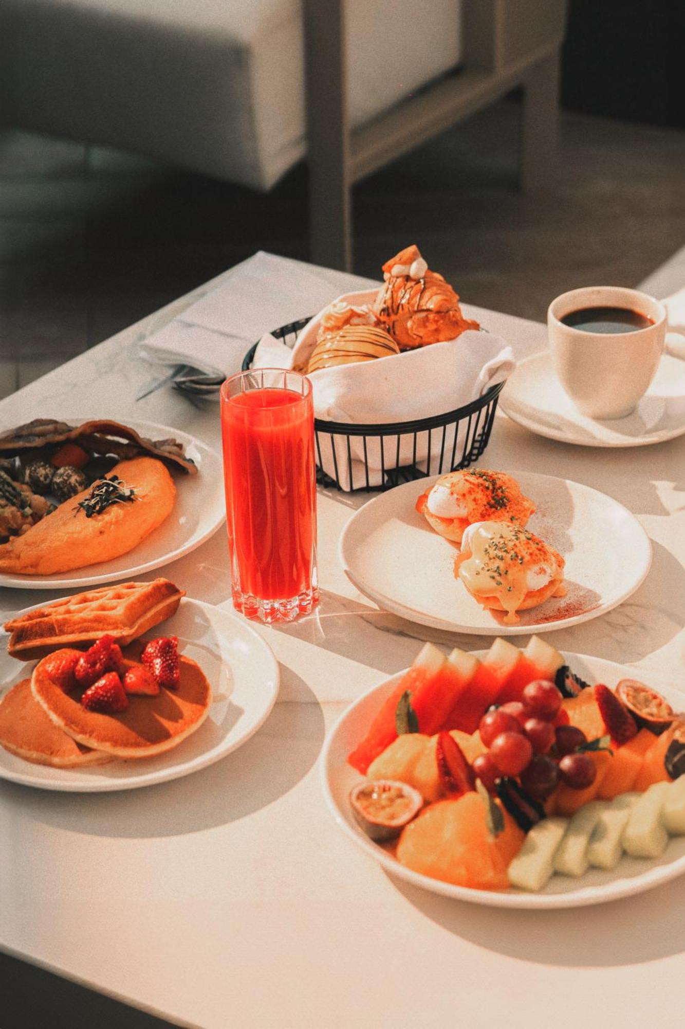 Five Luxe Hotel Dubai Buitenkant foto A typical breakfast